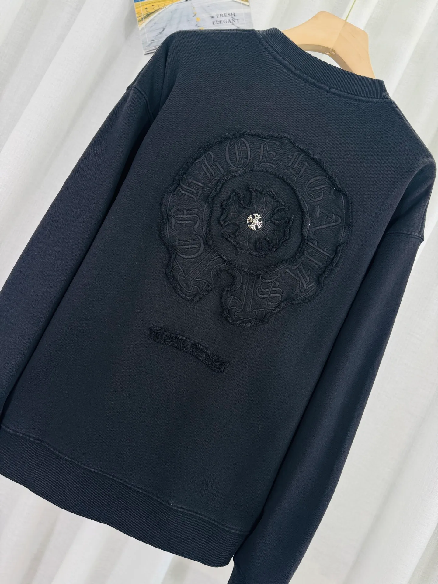 P280 top version, real shot without P, ​​different from market currency) 𝗖𝗵𝗿𝗼𝗺𝗲 𝗛𝗲𝗮𝗿𝘁𝘀/Cro Heart 2025 washed patch embroidery autumn and winter new original single counter American laser burnt 3D three-dimensional color embroidery couple casual sweatshirt 👑The highest version! Customized fabric 430g tripe terry fabric! American acid-washed and distressed original fabric laser burnt ✟appliqué embroidery and exquisite embroidery of letters! The best-selling model in the counter, very comfortable to wear. Accessories: original molded and authenticated collar label➕100% silk wash label. Genuine purchase-grade original hangtag➕matching hanging rope➕3D hanging beads➕original packaging bag. Craftsmanship: The original version has consistent wiring! The highest version of the armhole matching technique! Color: Pink Black Green Size: S M L XL Style Number: 25-377